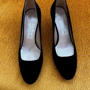 Salvatore Ferragamo black suede classic size 7B pump